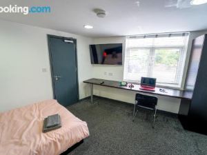 Spacious 1-Bed Studio in Birmingham