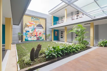 RedDoorz Plus @ Point Phila Cihampelas Отели рядом с достопримечательностью «Таман гайя»