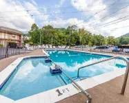 Econo Lodge Inn & Suites on the River - parking
