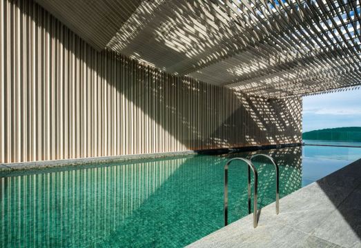 하얏트 센트릭 코타 키나발루의 넓고 모던한 객실 내부와 침대 모습