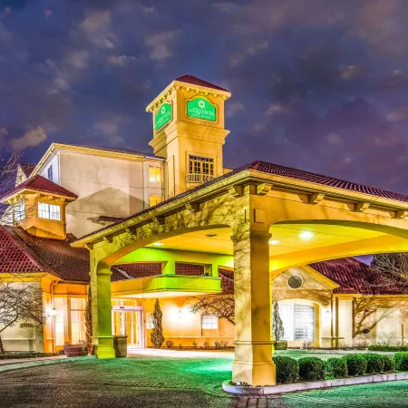 La Quinta Inn & Suites by Wyndham Colorado Springs South AP Отели рядом с достопримечательностью «World Arena»