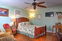 'Paradise Cove' Cabin w/ Boathouse & Dock - Pet friendly