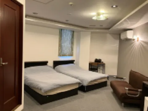 Leola Hotel Hotel berhampiran Tamatsukuri Station