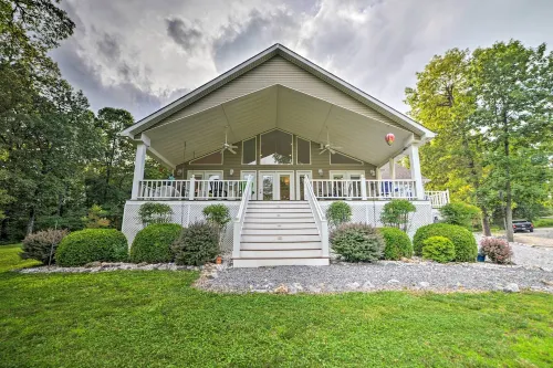 Kentucky Lake House with a Great Outdoor Space! - Parking