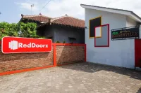 RedDoorz @ Griya Bougenville Magelang Hotell i Bondowoso