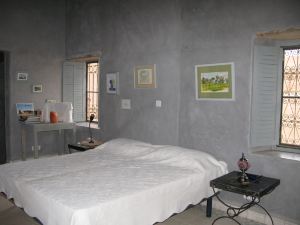 Room in Guest Room - Privatised Charming Guest House with Pool for 16 People