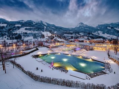 Hotel Norica - Thermenhotels Gastein Mit Dem Bademantel Direkt in Die Therme