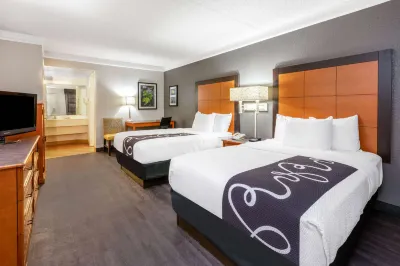 Super 8 by Wyndham The Woodlands North Hotels in Shenandoah