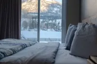 Cozy Home with Mountain View | Walk to All in Canmore Canada