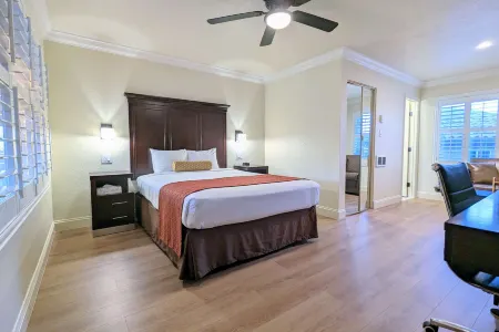 Clarion Collection Wilkie's Inn Pacific Grove - Monterey Отели рядом с достопримечательностью «Асиломар Бич Вью»