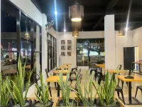 Urbanview Hotel Medio Inn Palu by RedDoorz Hotel di Mantikulore