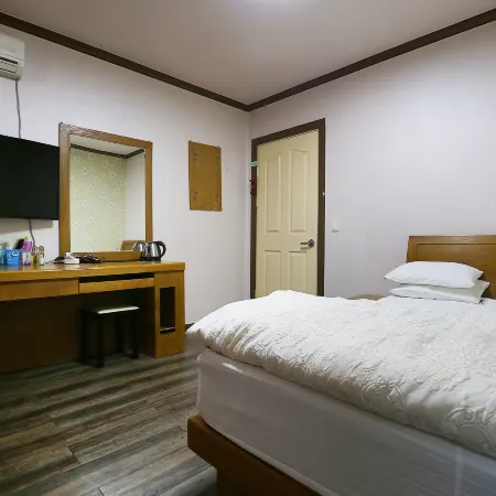 Nonsan Hwangje Motel