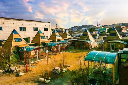 Gyeongju Pyramid Pension Отели рядом с достопримечательностью «Submerged Tomb of King Munmu»