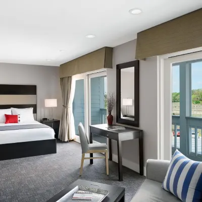 Shem Creek Inn Hotels near Alhambra Hall