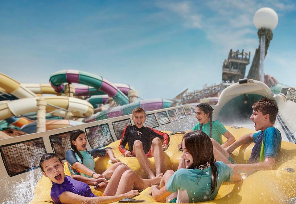 [Yas Plaza Marina by IHG의 테니스 코트 이미지]