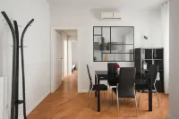Deluxe Central Apartment