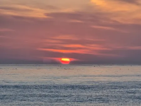 Chilbosan Hot Spring Resort Отели рядом с достопримечательностью «Koraebul-haesuyokchang»