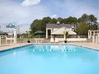 Days Inn by Wyndham Natchez - Pool