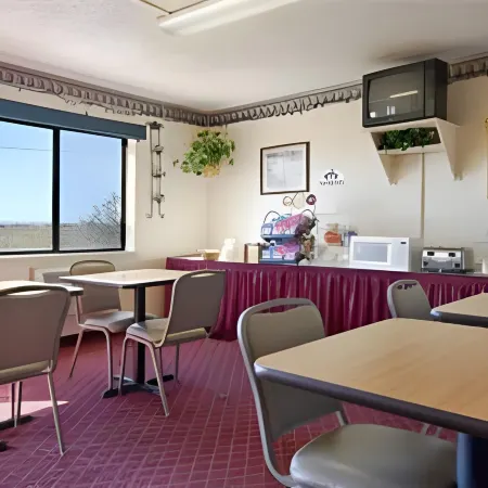 Super 8 by Wyndham Carlsbad