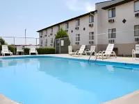 Super 8 by Wyndham Dodge City - Pools
