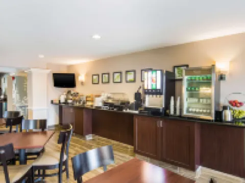 สลีป อินน์ แอนด์ สวีทส์ ดันมอร์ โรงแรมในDunmore