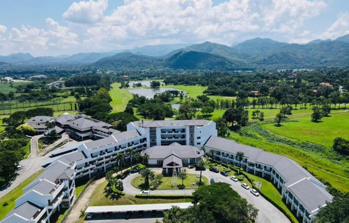 Sir James Resort
