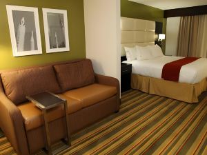 Holiday Inn Express & Suites Huntsville Airport