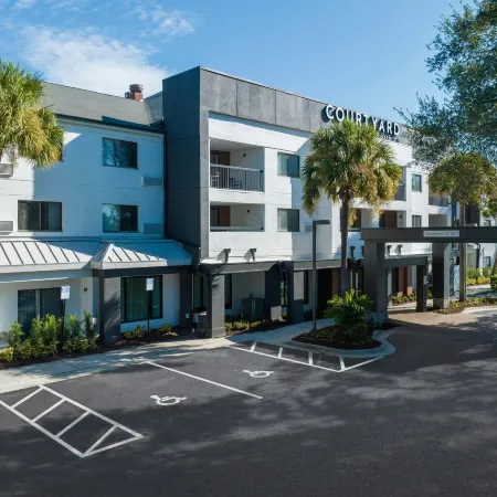 Courtyard Tampa North/I-75 Fletcher Отели рядом с достопримечательностью «Парк аттракционов Busch Gardens»