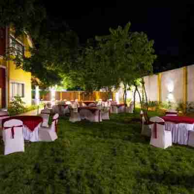 La Meadow Villa with Swimming Pool Dining/Meeting Rooms