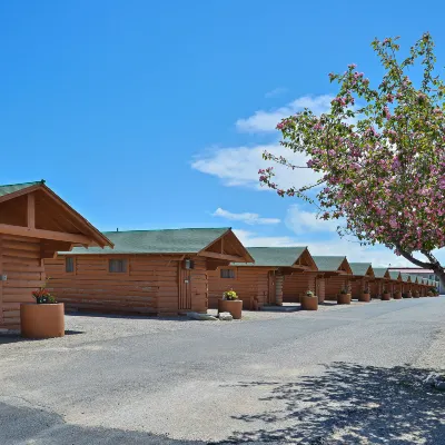 Buffalo Bill Cabin Village Hotel dekat Monster Lake