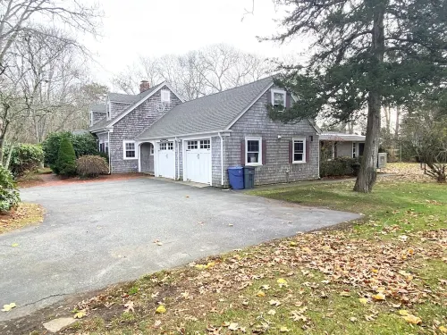 Spacious 5 bedroom, cozy home with private beach access!