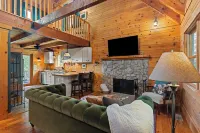 Luxury Cabin on 6 Acres w/ Mountain Views Near Nelson 151 & Wintergreen