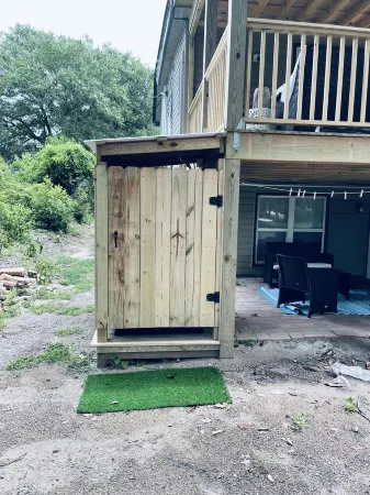 Unit B, Spirit of Folly, Pet Friendly, 2 short blocks - 100 yards - to the beach Отели рядом с достопримечательностью «Спортивная площадка Уэйв Уотч»