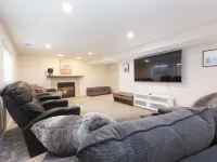 Ski & Hiking l Summer Pool l King Beds l Large Apartment l Mountain Views Hotels in Sandy