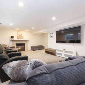 Ski & Hiking l Summer Pool l King Beds l Large Apartment l Mountain Views