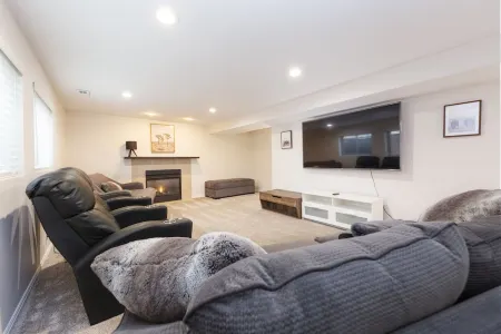 All Year Heated Pool, King Beds, Large Apartment,  Ski & Hiking,  Mountain View