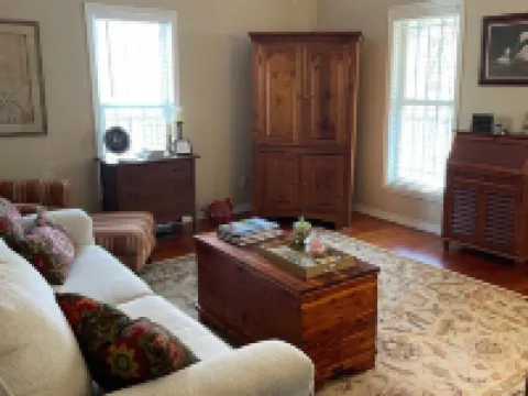 Adorable 2 Bedroom Cottage 3 blocks from downtown square ハリソンのホテル