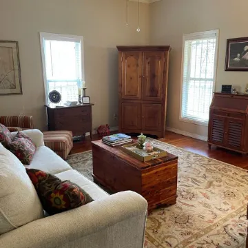 Adorable 2 Bedroom Cottage 3 blocks from downtown square