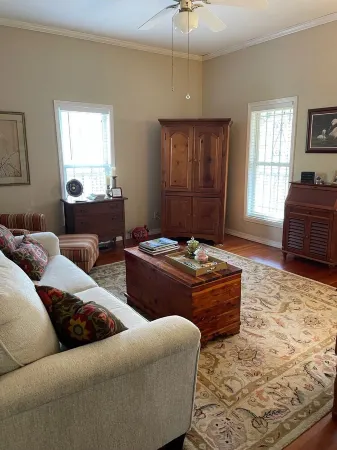 Adorable 2 Bedroom Cottage 3 blocks from downtown square Отели рядом с достопримечательностью «Библиотека Бун»