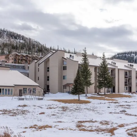 3 BR, 3 Bath sleeps 10. Next to Giant Steps Lodge. Ski in/out