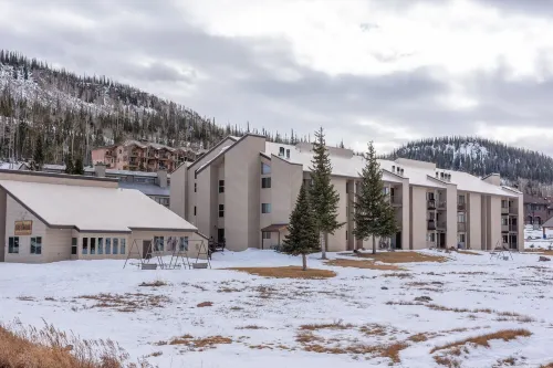 3 BR, 3 Bath sleeps 10.  Next to Giant Steps Lodge.  Ski in/out