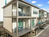 One Q-ute Cottage : Beach and Bay Retreat w/ Pool Gulf Shores Public Beach附近的飯店