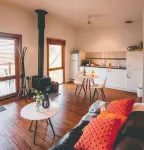Spa! Fireplace! Bush views! Walking distance to Daylesford. The perfect getaway