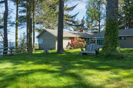 Beautiful Water Views & Private Beach Trail Between Sequim & PA Отели рядом с достопримечательностью «Нью Дангенесс Лайтхаус»