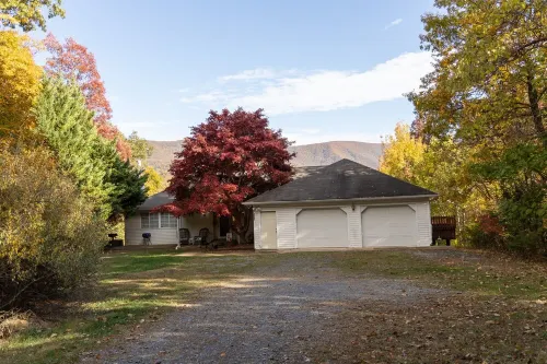 Sunridge Retreat is a secluded cabin in Luray, VA for large family and friends
