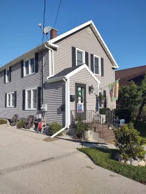 Tina's bungalow Hotels near Rahr West Art Museum