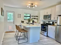 Romantic Farmhouse w hot tub, DT SM 5 min - 3 ดาว