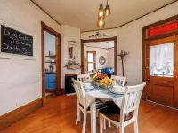 Historic Bungalow in Chariton, Sleeps 5, Pets Ok, Single Level Hotels in Chariton