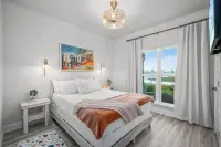 Coastal Home- Walk,Bike, Golf Cart 2 Pools & Beach. Close 2 Shops & Pickleball!