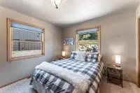 Cozy Large Cabin with hot tub and skiing and hot springs near by! Trails galore!